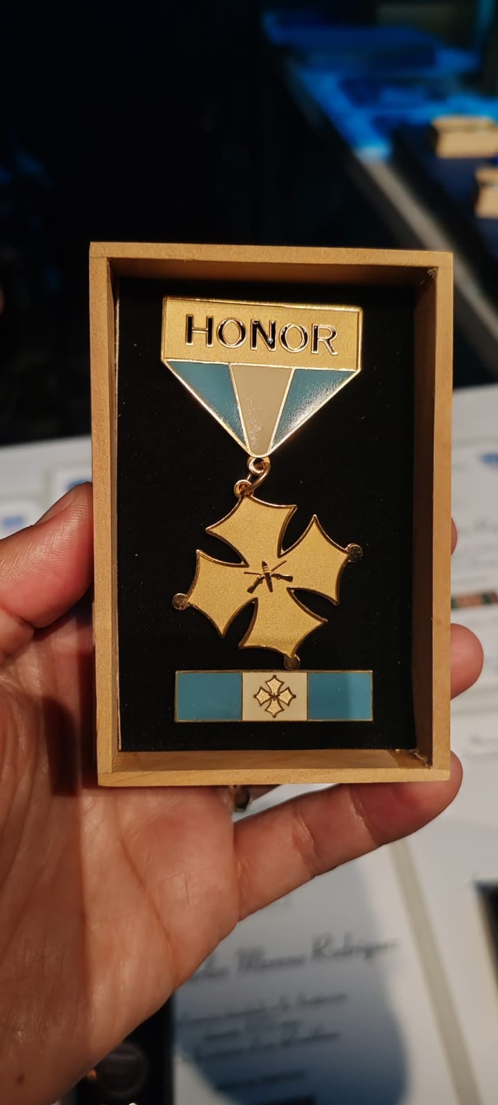 El Policía Francisco Quirós Campos Cruz y sus compañeros Alexander Navarro Mora, Maritza Martínez Pérez, Luis Madrigal Morales y Hugo Salas Agüero recibieron la medalla Cruz de Oro al Valor Honor por rescatar a recién nacido en basurero en Hatillo. Foto: MSP