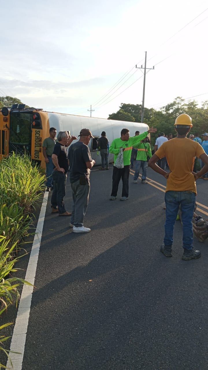 Un bus que al aparecer llevaba 45 trabajadores de una constructora se volcó sobre la carretera y esta situación generó que los ocupantes sufrieran fuertes golpes y uno de ellos quedara en condición grave.