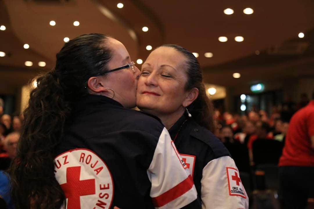 Dyanne Marenco González, cruzrojista voluintaria desde los 15 años, es la primera mujer, en los 136 años que tiene de existir en Costa Rica la Cruz Roja, que es nombrada presidenta de la institución. En la foto con doña Vivian González, la mamá, quien también es cruzrojista voluntaria.
