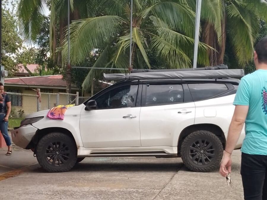 Al parecer, el ahora fallecido fue interceptado por los gatilleros poco después de subirse a su carro. Foto cortesía.