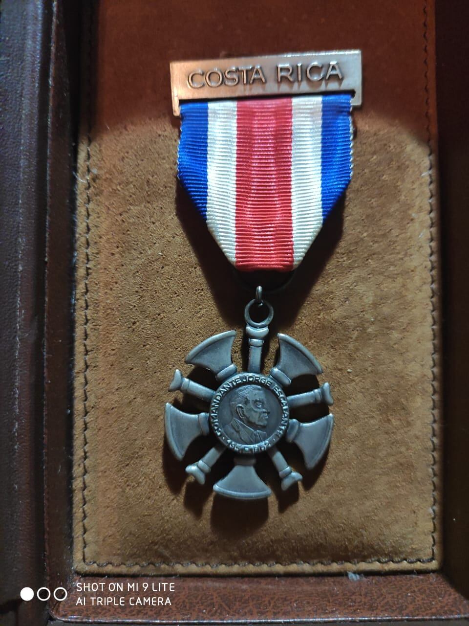 Claudio Arce Rojas, bombero naranjeño que en 1997 salvó a una niña de una casa en llamas