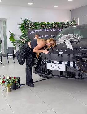 Keyla Sánchez, presentadora, junto a su carro nuevo.