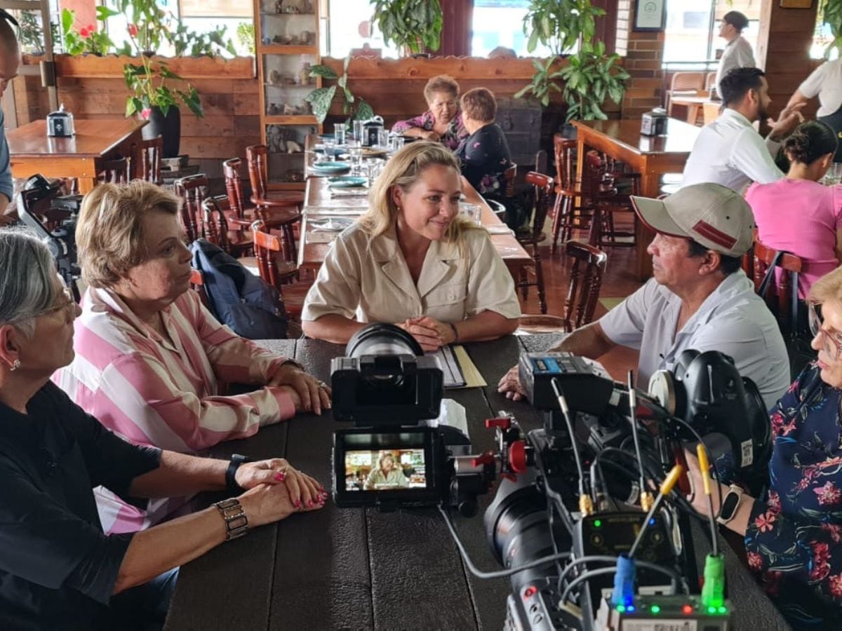 En esta foto doña Celis y su familia estaba siendo entrevistada por los investigadores danéses.