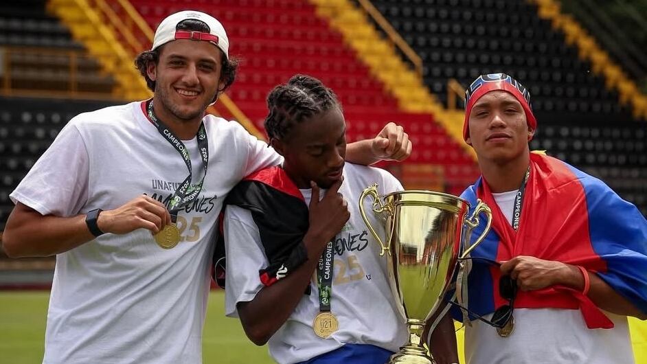 Farbod Samadian, Tristan Demetrius y Juan David Nazarith querían esta fotografía al lograr el título U-21 con Liga Deportiva Alajuelense.