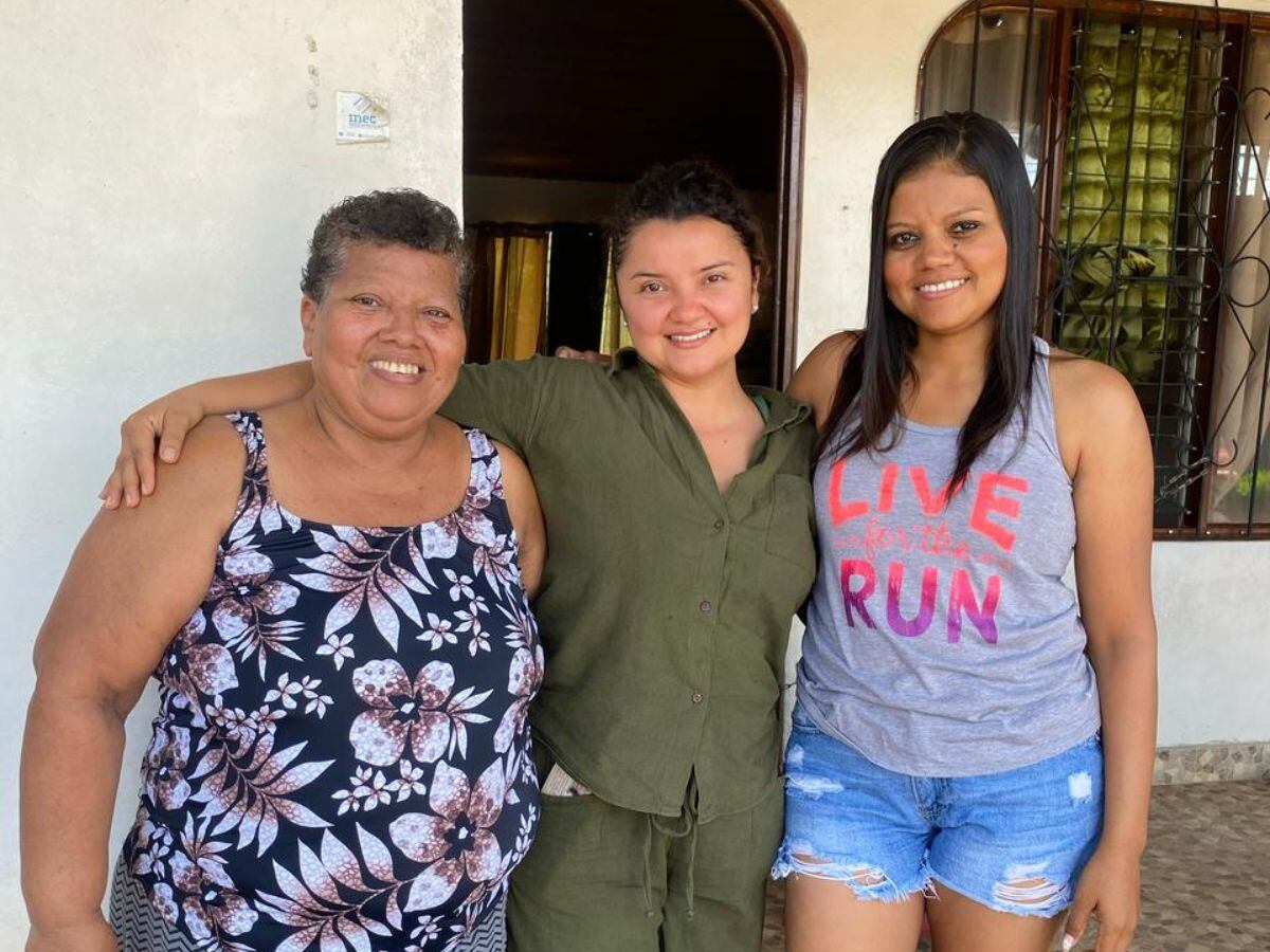 Jisselle (centro) hoy vive una vida que se soñó, rodeada de su familia.