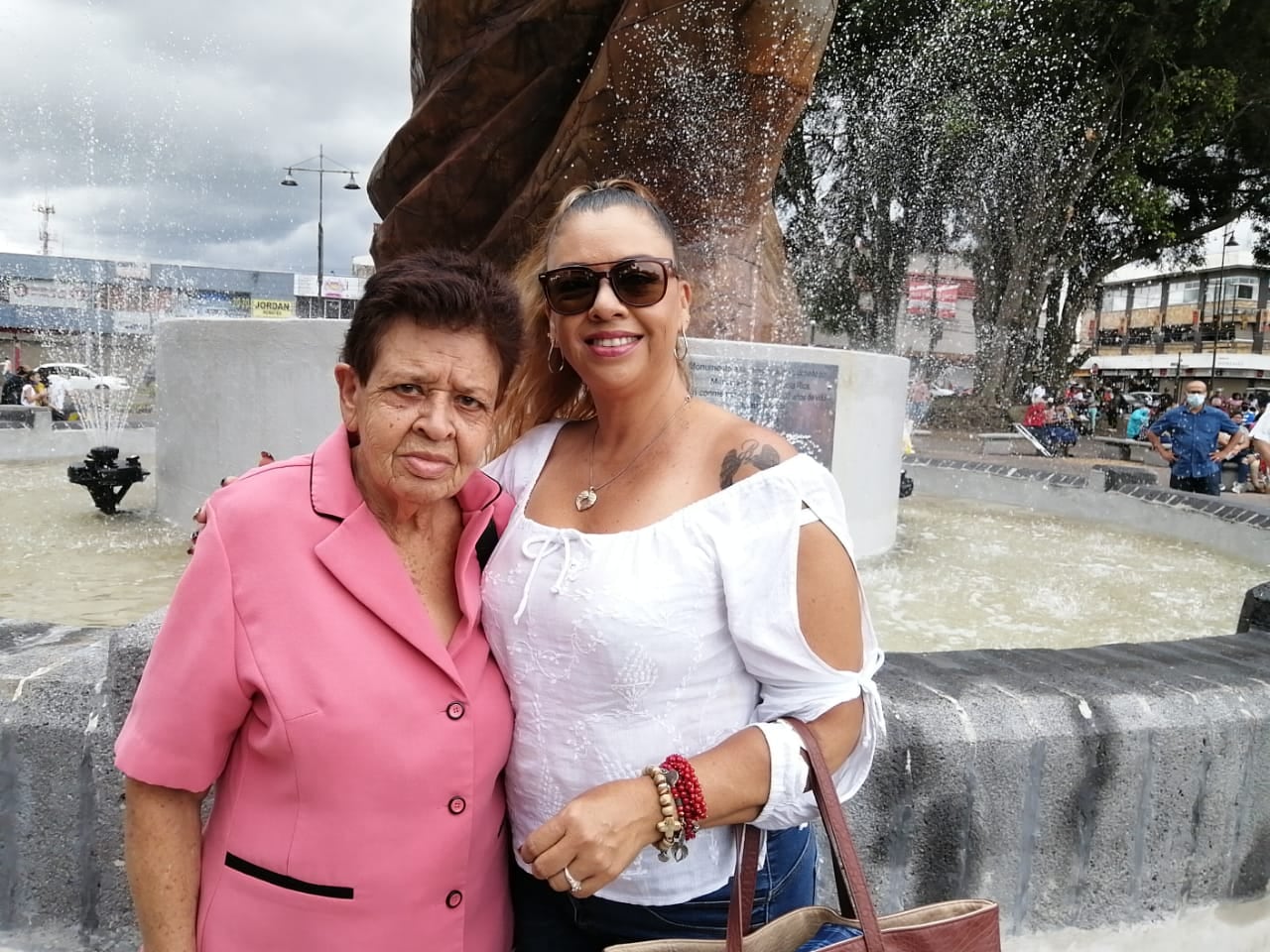 La plaza mayor de Cartago, luego de que se develó el monumento dedicado al bicentenario de la Independencia, ha sido un llenazo de gente que está feliz con la nueva cara de la plaza. En la foto, doña Ileana Calderón y doña Trina Mora Carvajal, quienes viajaron desde Aserrí para disfrutar el monumento