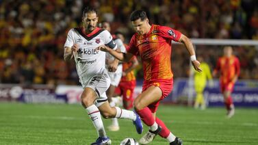 Fotos muestran presunta bronca entre jugador y encargado de prensa de Alajuelense