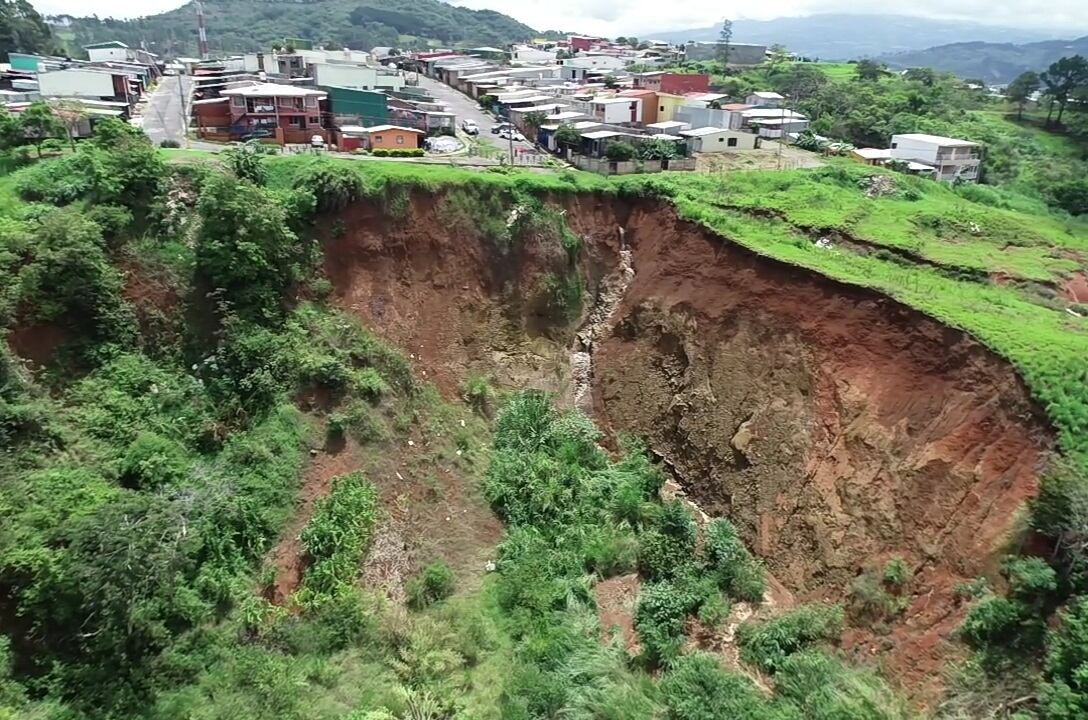 Alcalde de Desamparados pide declaratoria de emergencia por deslizamiento en Valladolid de San Miguel de Desamparados. Fotos Municipalidad de Desamparados.