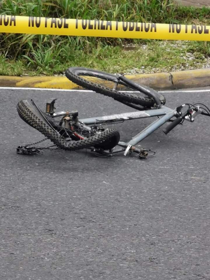 Según la Policía de Tránsito, el niño no pudo frenar su bici y chocó contra el contenedor del tráiler.