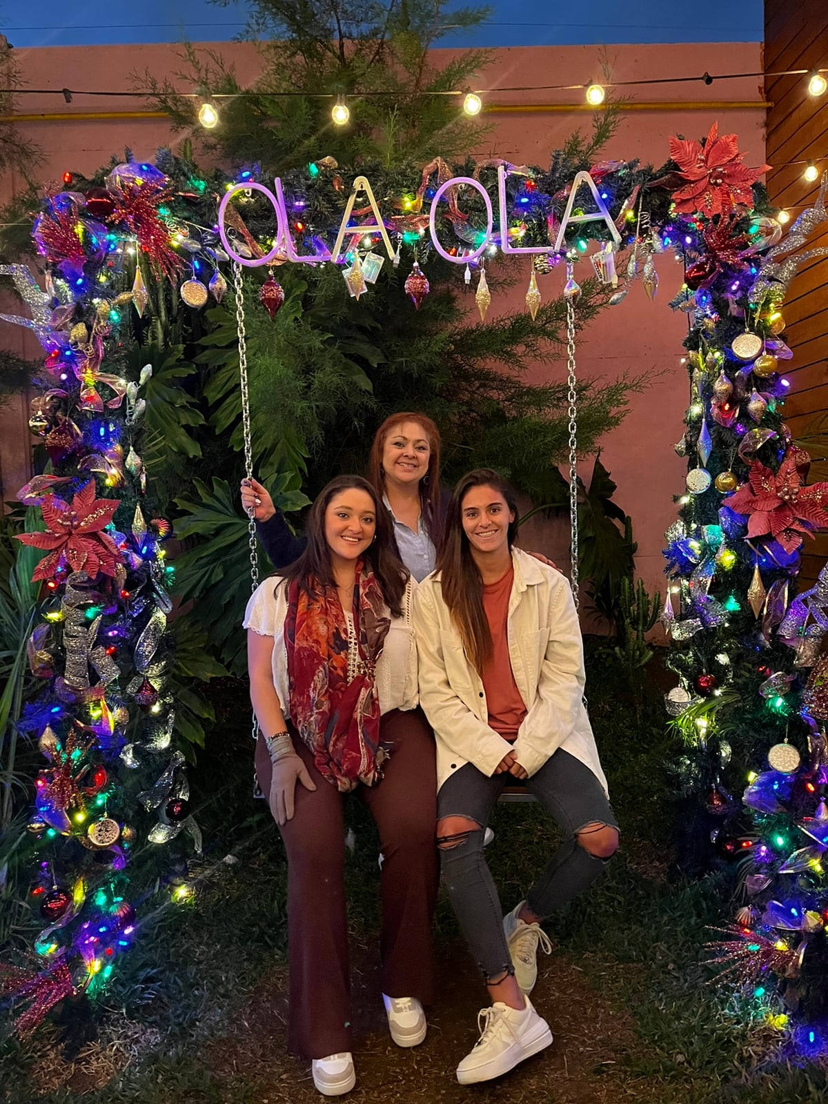 Fabiola VIllalobos (derecha) con su hermana Valeria y su mamá Ilse. Cortesía.