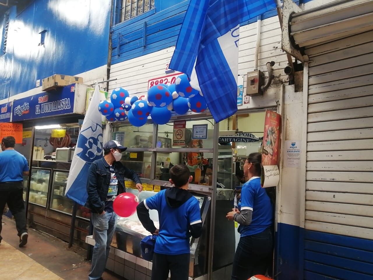 Ambiente en los alrededores del Mercado Municipal de Cartago. Keyna Calderón.