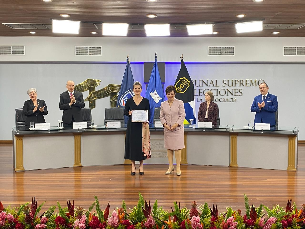 Mujer descubre infidelidad y destruye el carro de su novio: video se vuelve viral