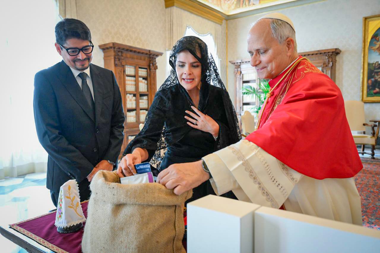 Laura Fernández obsequió al papa León XIV diferentes tipos de café de productores nacionales.