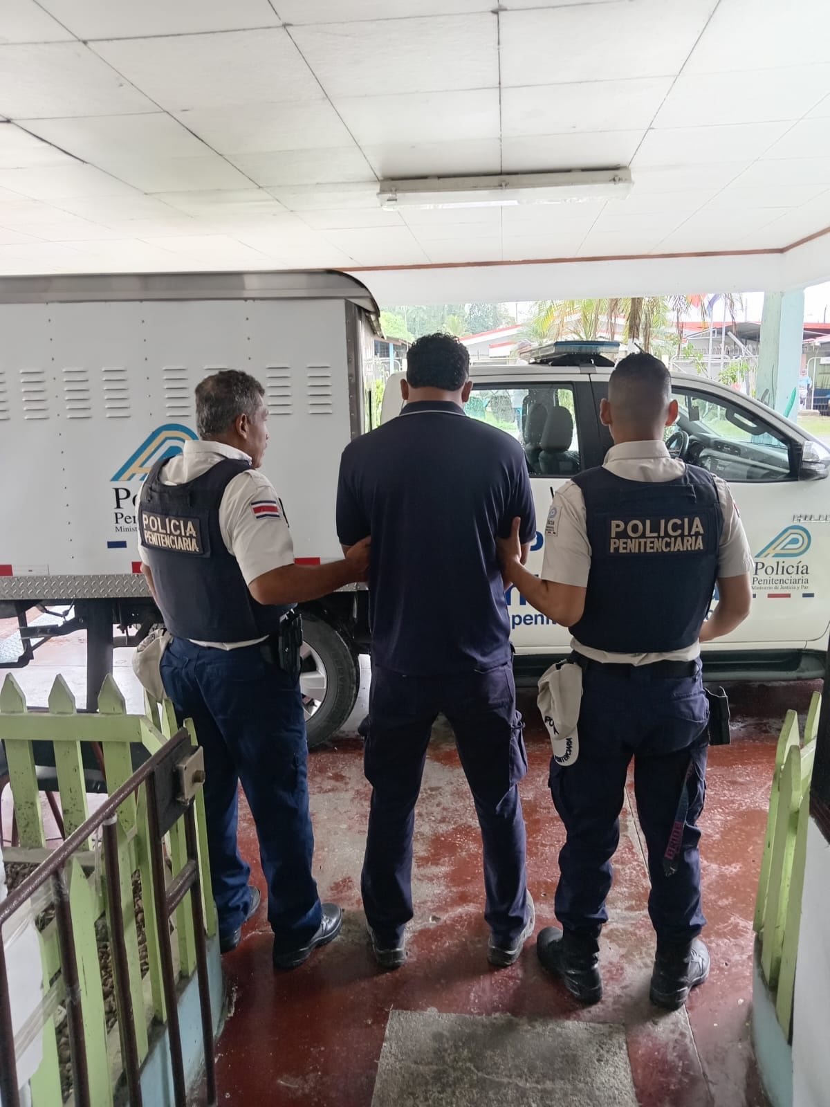 Un trabajador de limpieza de la cárcel de Limón utilizó la pretina del pantalón para esconder un producto ilegal que en apariencia intentó meter al centro penal. Foto: Ministerio de Justicia