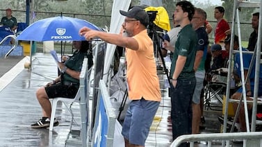 Este es el técnico de natación de Santa Ana que corre, grita y hasta “nada” para motivar a sus atletas