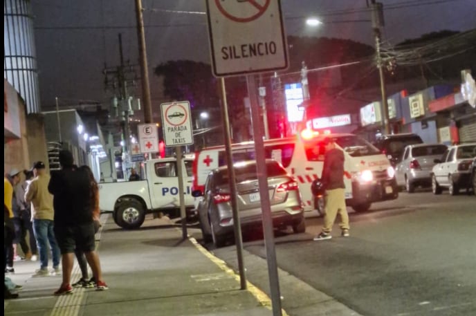 El joven falleció dentro del carro en las afueras del hospital de Cartago. Foto Comunicaciones Cartago.