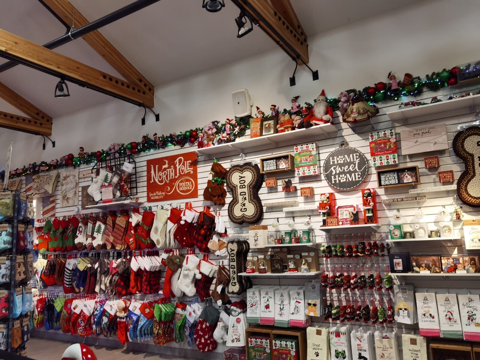 El matrimonio tico de Maureen Martínez Chacón y Eduardo Castro Muñoz, nos enseñan la Casa de Santa en Alaska.