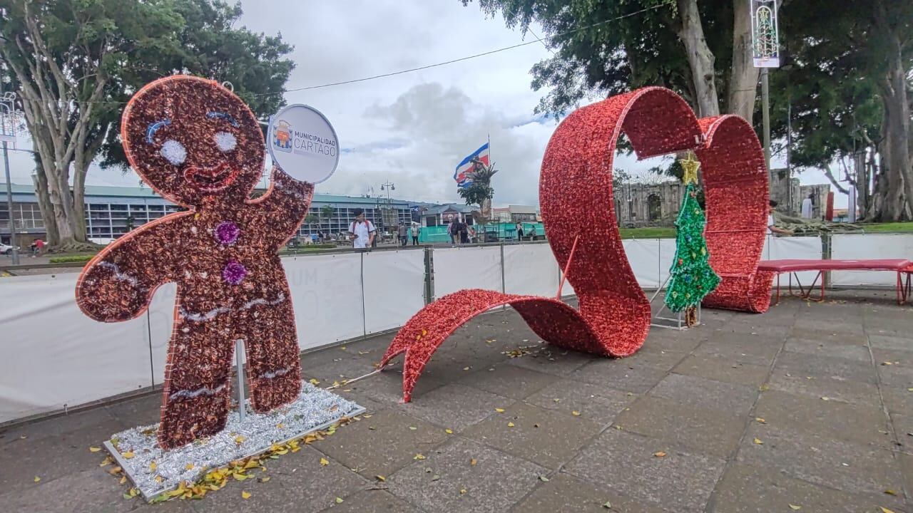 El cantón central de Cartago se prepara para recibir la época más esperada del año con una espectacular iluminación navideña que marcará el inicio oficial de las celebraciones. Este próximo domingo 16 de noviembre, más de 38 figuras luminosas adornarán la Plaza Mayor y las Ruinas de Santiago Apóstol, creando un ambiente mágico para toda la familia a partir de las 5:30 pm.