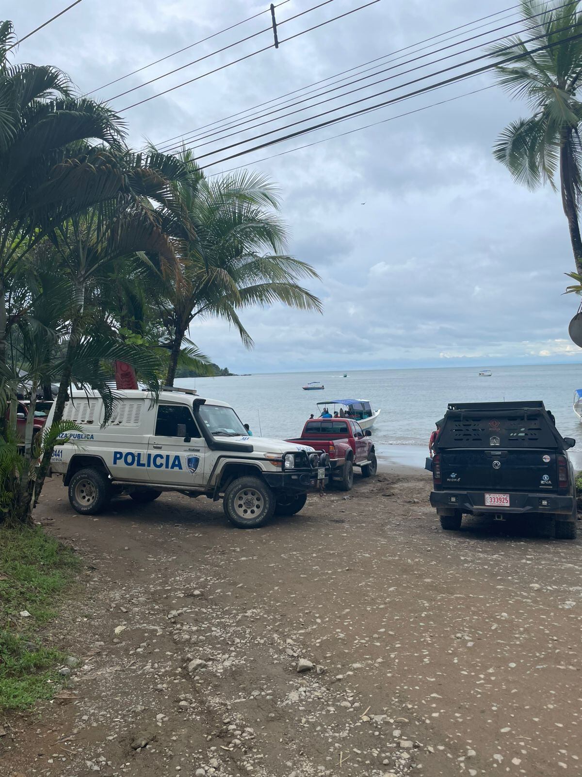 Un oficial de Fuerza Pública salvó a una mujer de 30 años y a un niño de 10 años en playa Zancudo, en la zona sur del país. Foto: MSP