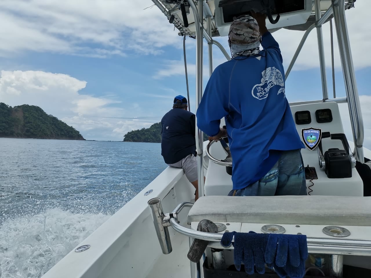 Autoridades continúan buscando a Aldo Miranda, joven arrastrado por el mar en Jacó. Foto Policía Municipal Escazú.
