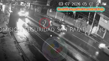 Video revela cómo ocurrió accidente en el que una mujer murió prensada debajo de bus en Desamparados