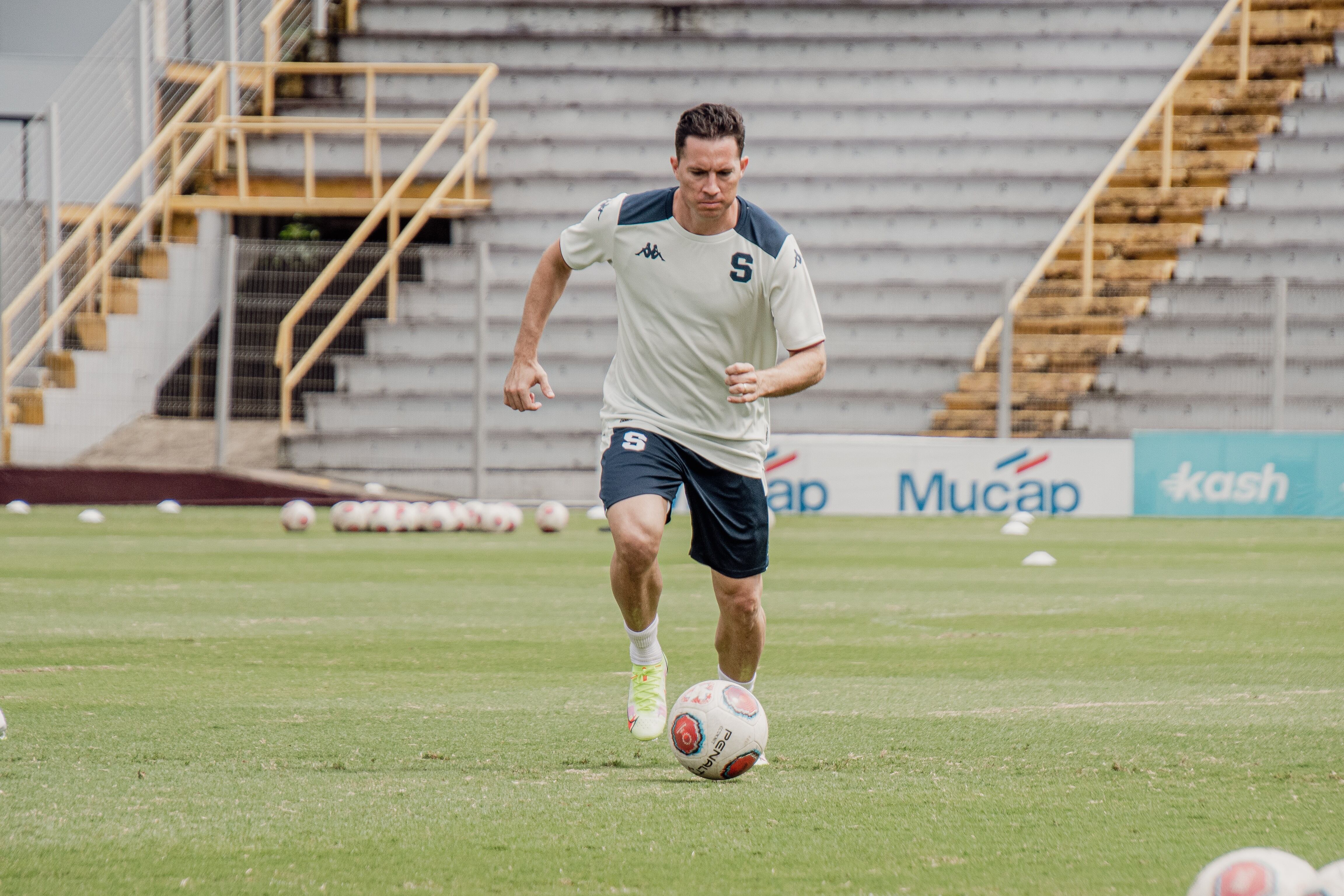 Bryan Oviedo entrenó con el Sapri, pero no jugará con el club. Prensa Saprissa.