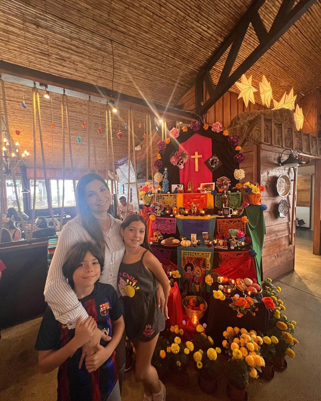 Gerardo Zamora en altar de muertos. Ginnés Rodríguez y sus hijos recibieron bonita sorpresa.
