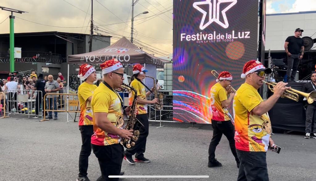 Así se vive el pasacalles previo al Festival de la Luz.