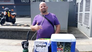 ¡Querer es poder! Señor sale a vender ceviche con un tanque de oxígeno