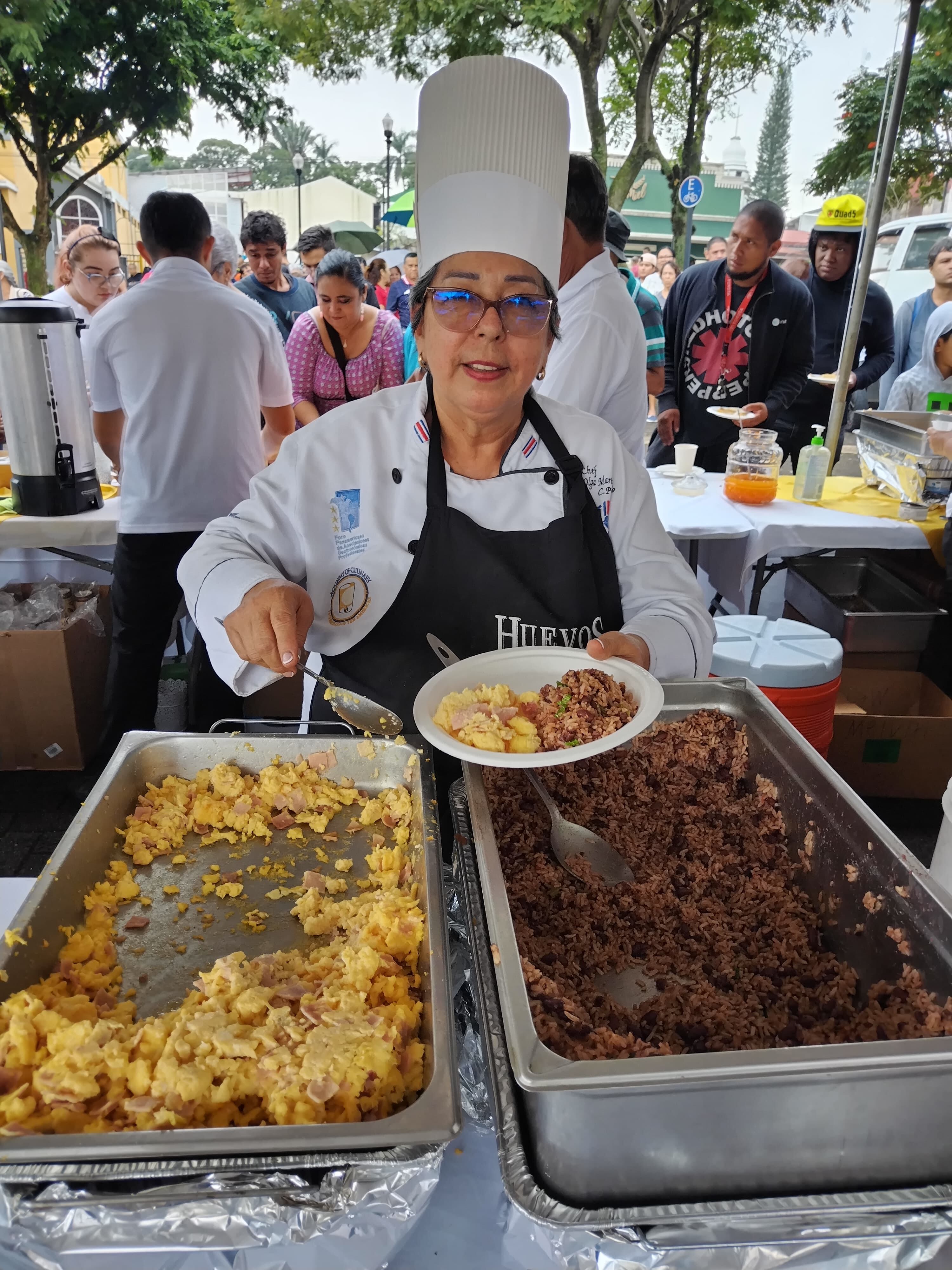 El Día mundial del huevo se celebra todos los segundos viernes de octubre de cada año, este 2024 no fue la excepción y en el parque Juan Santamaría de Alajuela hubo un fiestón en el cual doña Olga Marta Calvo, chef tica profesional, preparó tres mil desayunos que se repartieron gratis.