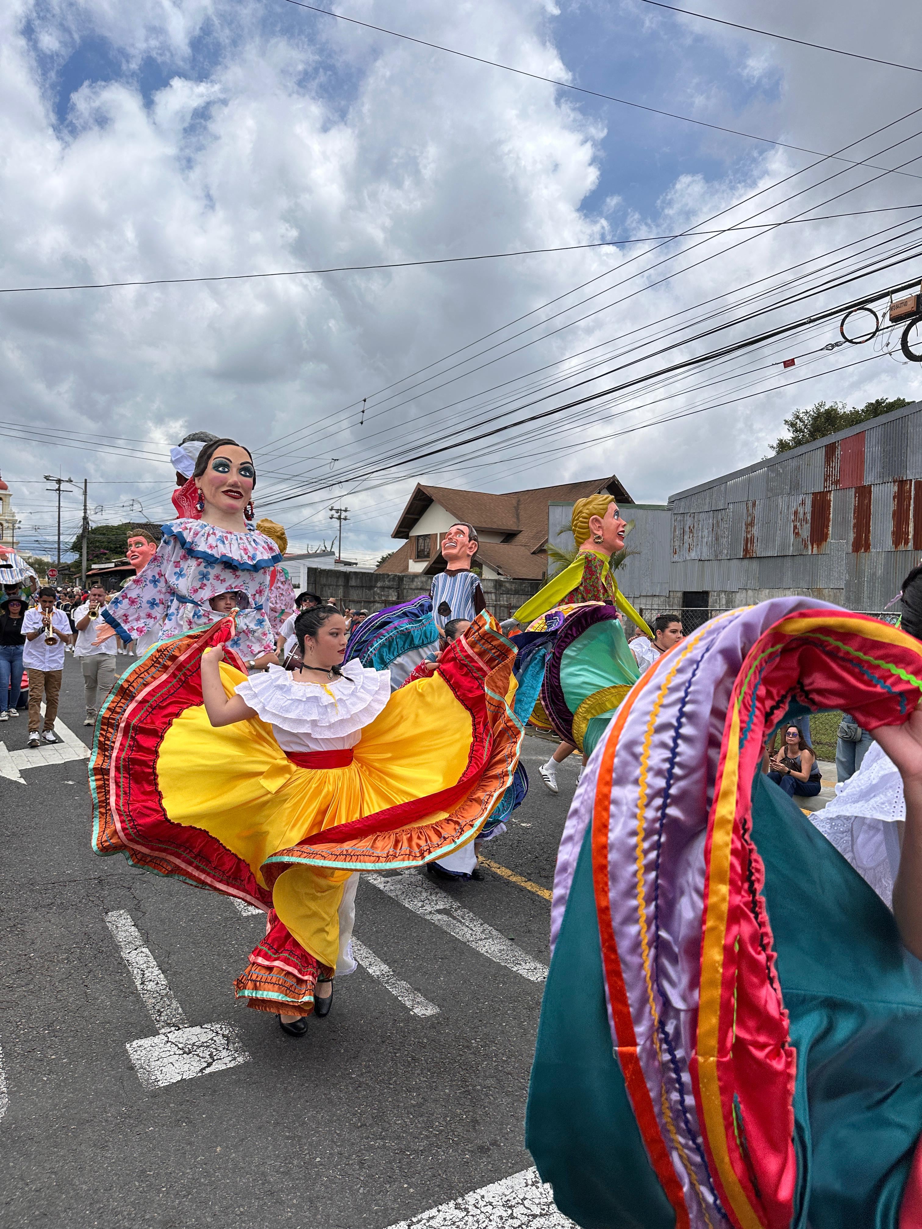 Las calles de Santo Domingo de Heredia se llenaron de música y colores con el desfile en conmemoración del Día de la Independencia de Costa Rica.