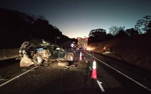 El carro, al parecer, realizaba adelantamientos por el espaldón de la carretera. Foto Agencia Nacional de Información.