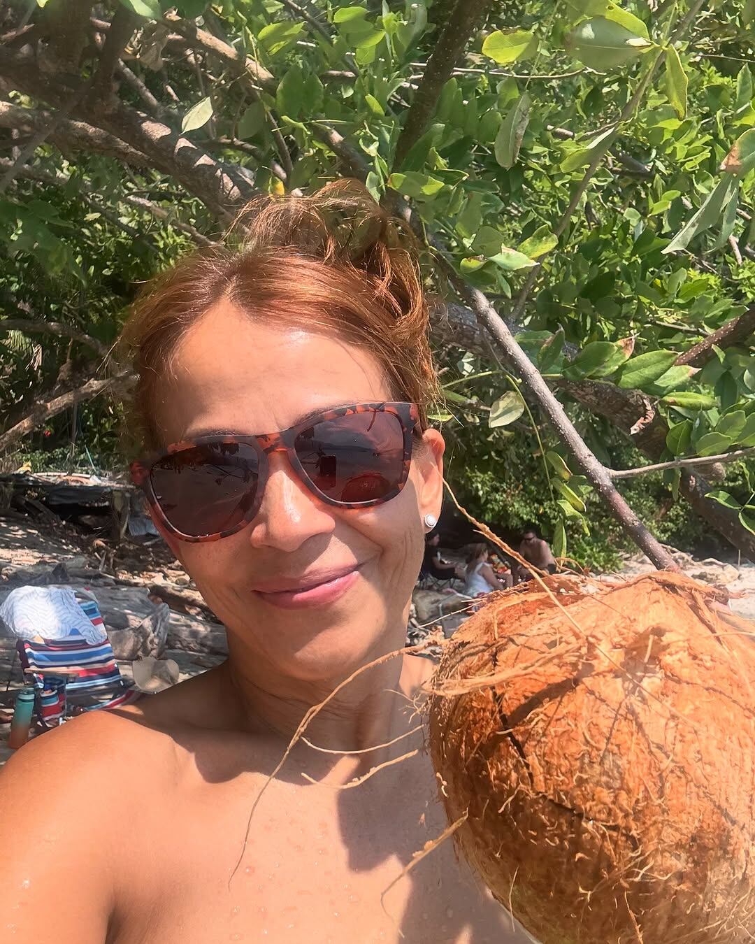 Mamá de Johanna Solano posó la playa y demostró que la belleza es de familia.