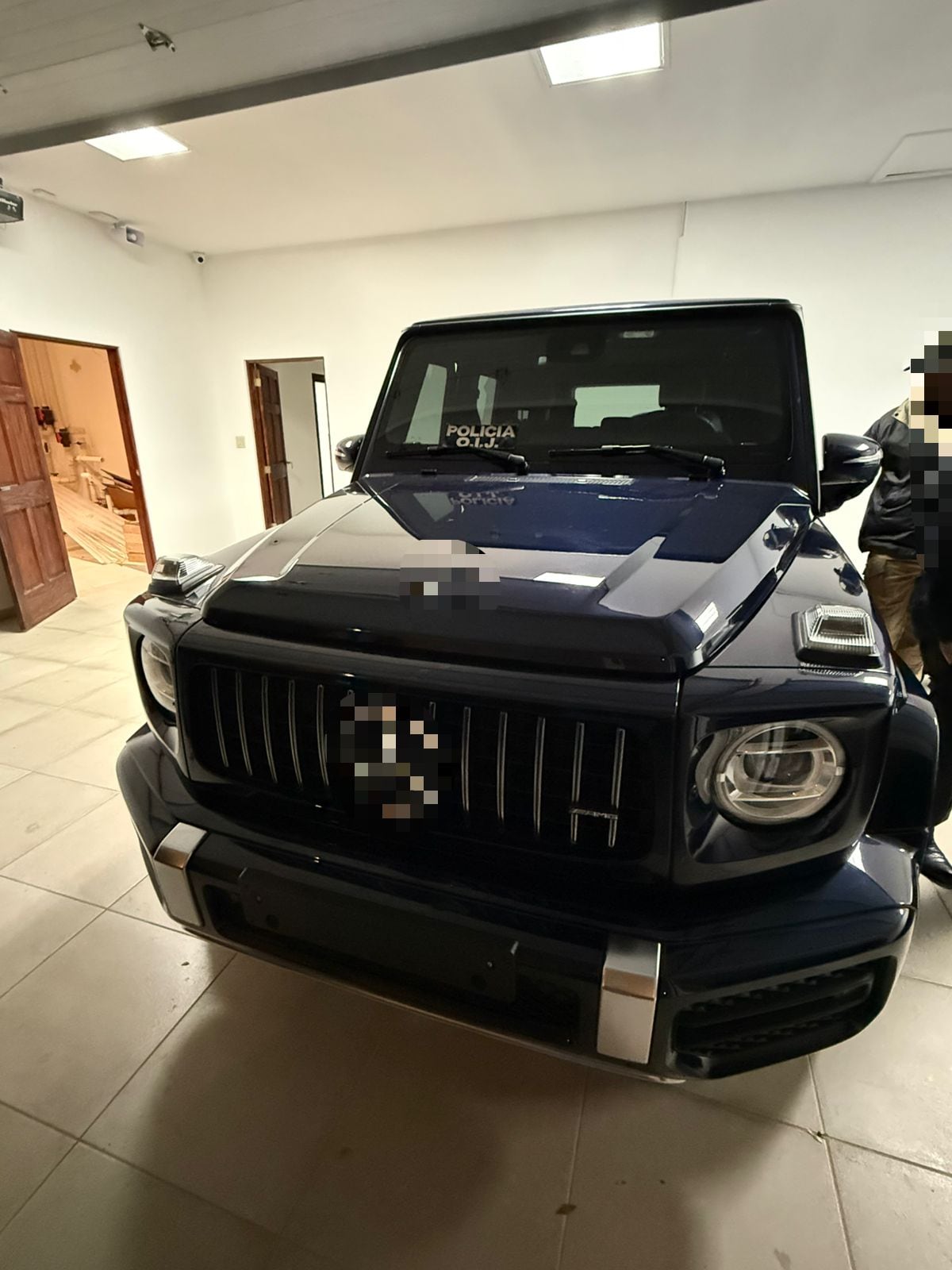 A un hombre de apellido Alfaro y su familia que vivía entre el lujo, carros exclusivos de alta gama y derroche de dinero les cayó el OIJ la mañana de este lunes 18 de mayo al ser sospechosos de lavado de dinero. Foto: OIJ