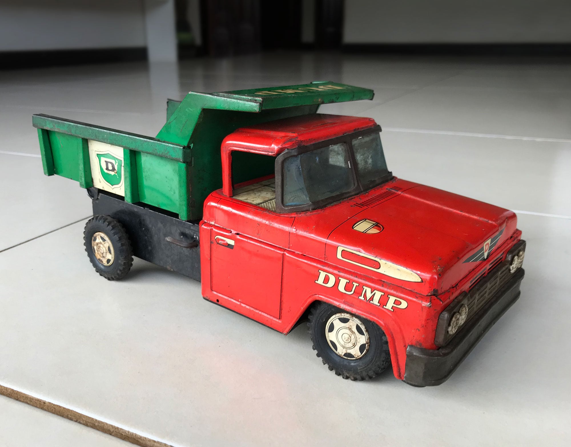 Joaquín Brenes Murillo, quien nació en 1971, colecciona juguetes de antaño. Tiene una página en Facebook que se llama "Vintage Toys Costa Rica".