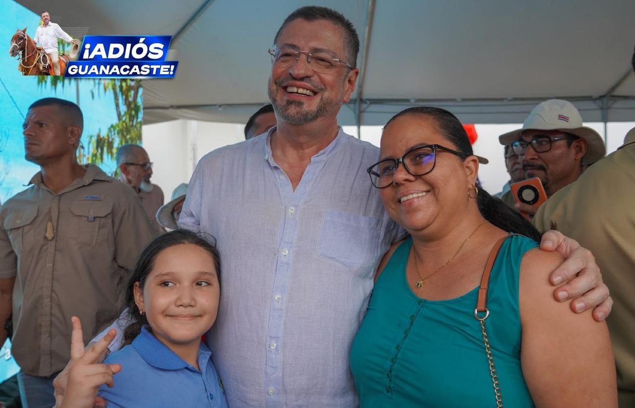 El presidente Rodrigo Chaves lució sus nuevos dientes en su gira en Guanacaste.