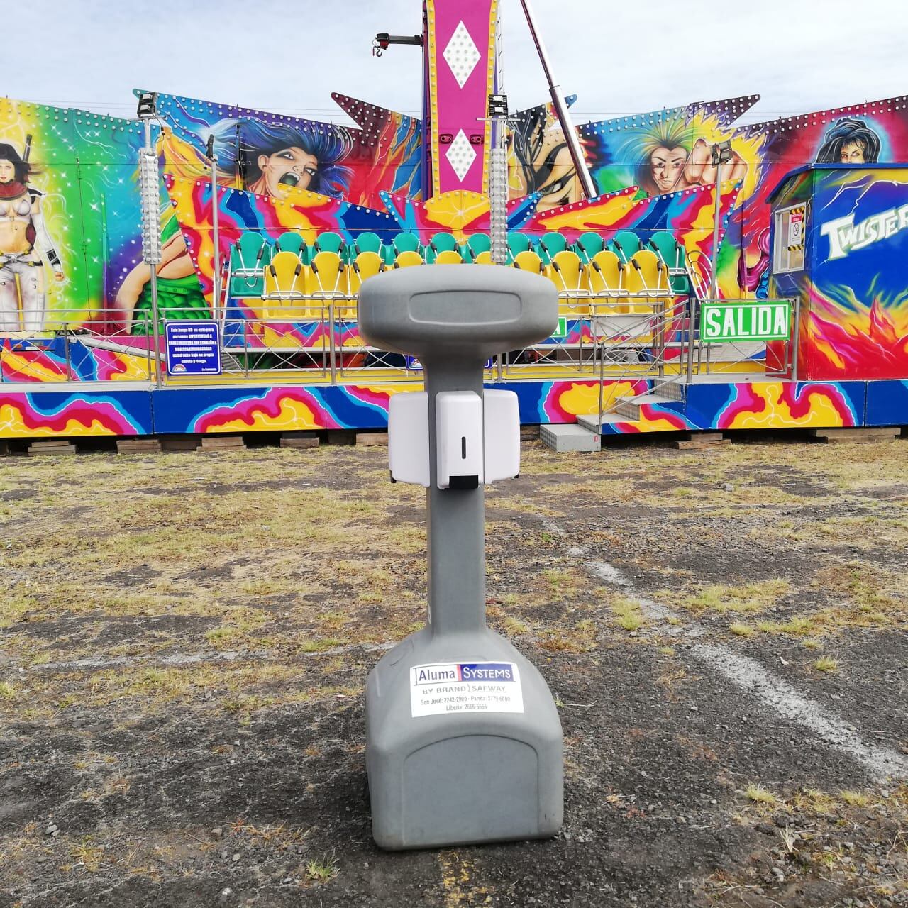 La empresa salvadoreña Play Land Park, armó 16 atracciones mecánicas frente al Registro de la Propiedad, en Curridabat, pero el ministerio de Salud y el de Seguridad Pública no les han dado los permisos, por eso no han podido abrir hasta el 29 de diciembre