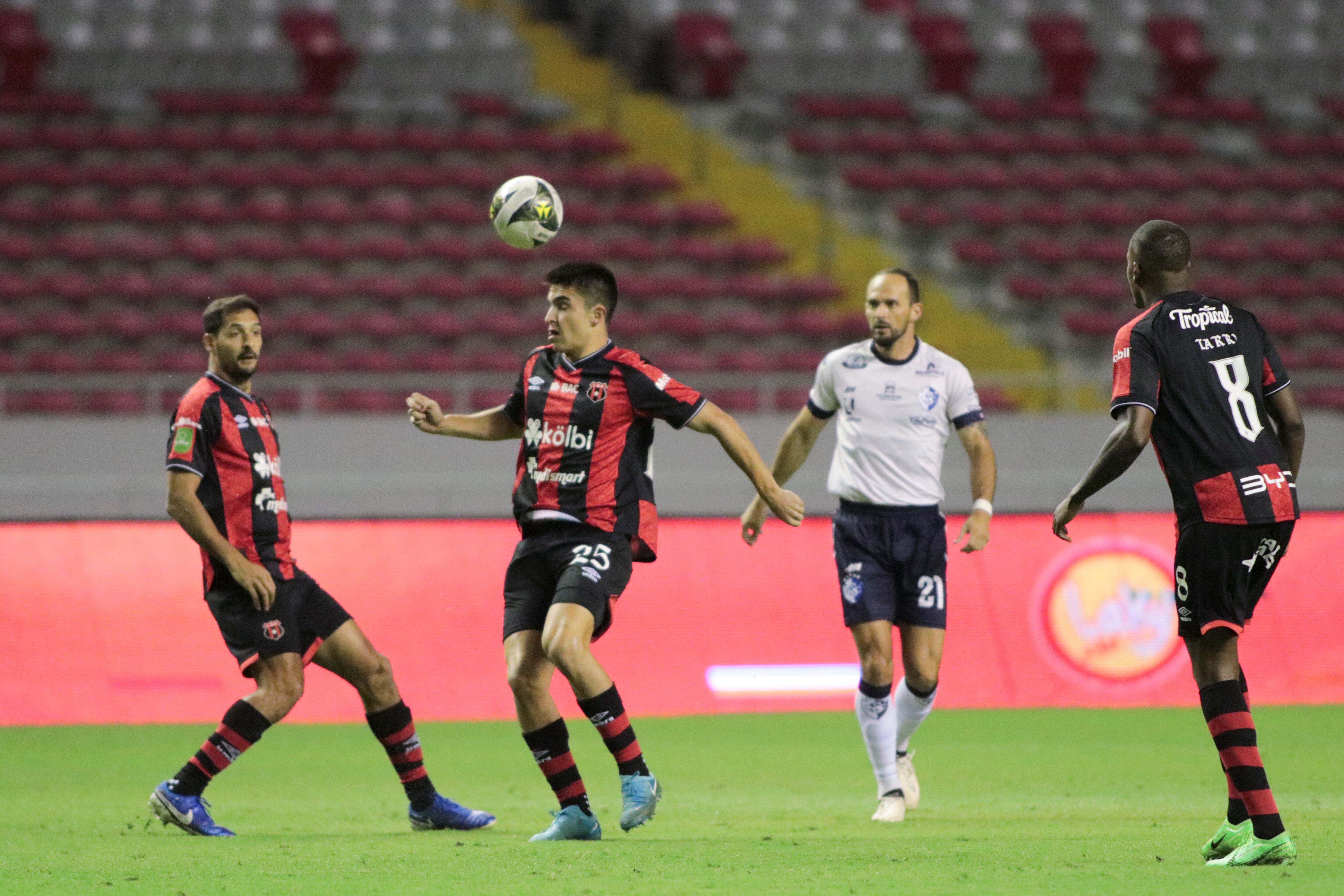 02-02-2025 Estadio Nacional, San José, partido de la jornada 7 del campeonato de primera divisón entre Liga Deportiva Alajuelense y Club Sport Cartaginés.
En la Foto: Diego Campos, Luis Flores
Jonathan Jiménez Flores para Grupo Nación