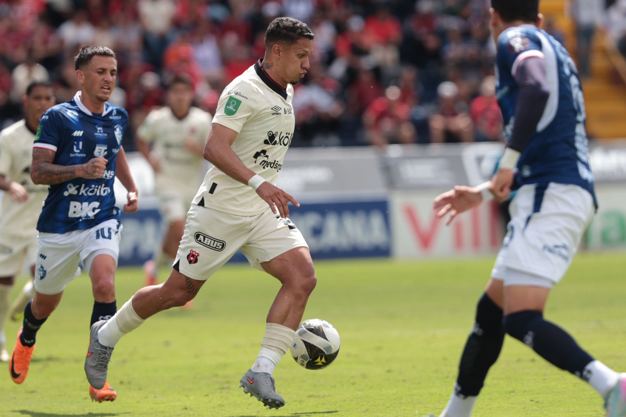 30/11/2025/ Juego entre Club Sport Cartagines vs Liga Deportiva Alajuelense por la fecha 17 del torneo apertura de l Liga Promerica en el estadio Fello Meza / foto John Durán
