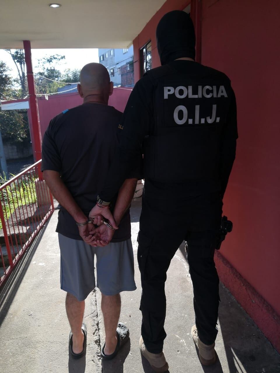 Detienen a hombre de apellido Arias por hacerse pasar por fiscal para allanar tres viviendas y un negocio. Foto OIJ.