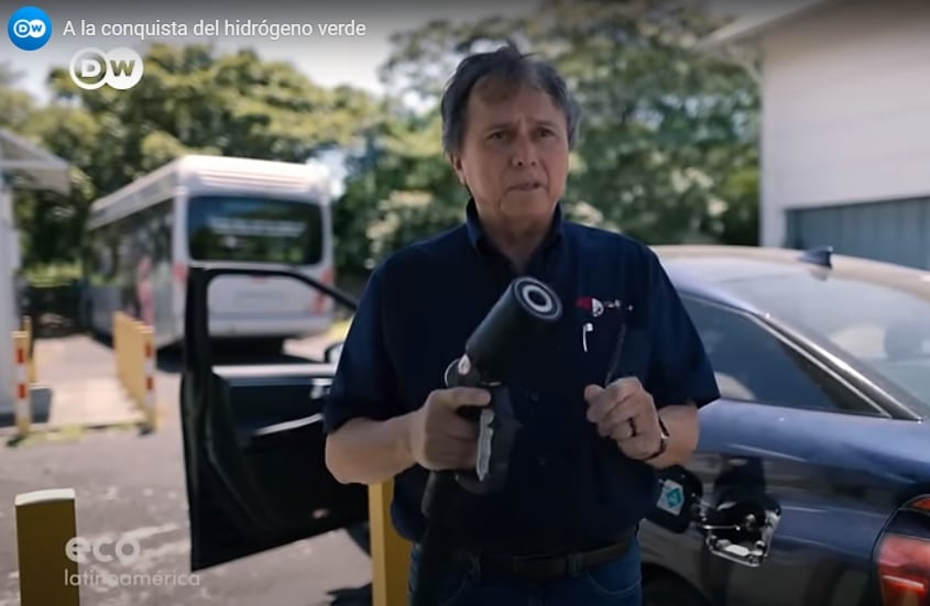 Exastronauta de la NASA, Franklin Chang, se toma un vaso de agua salido de un carro que recién venía usando