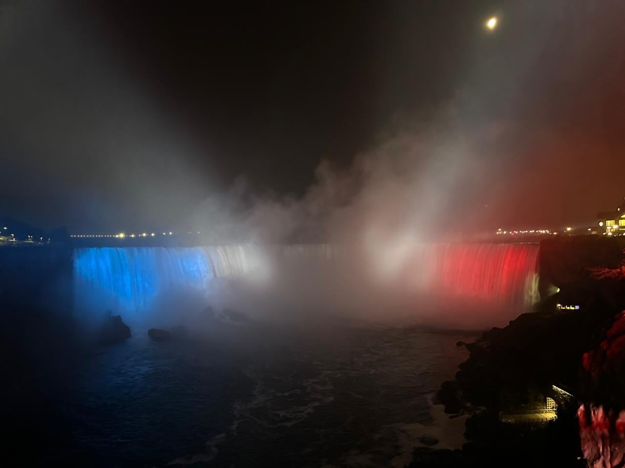 Las Cataratas del Niagara se vistieron de los colores patrios como parte de la conmemoración por los 203 años de Independencia de Costa Rica. Crédito: Ministerio de Relaciones Exteriores.