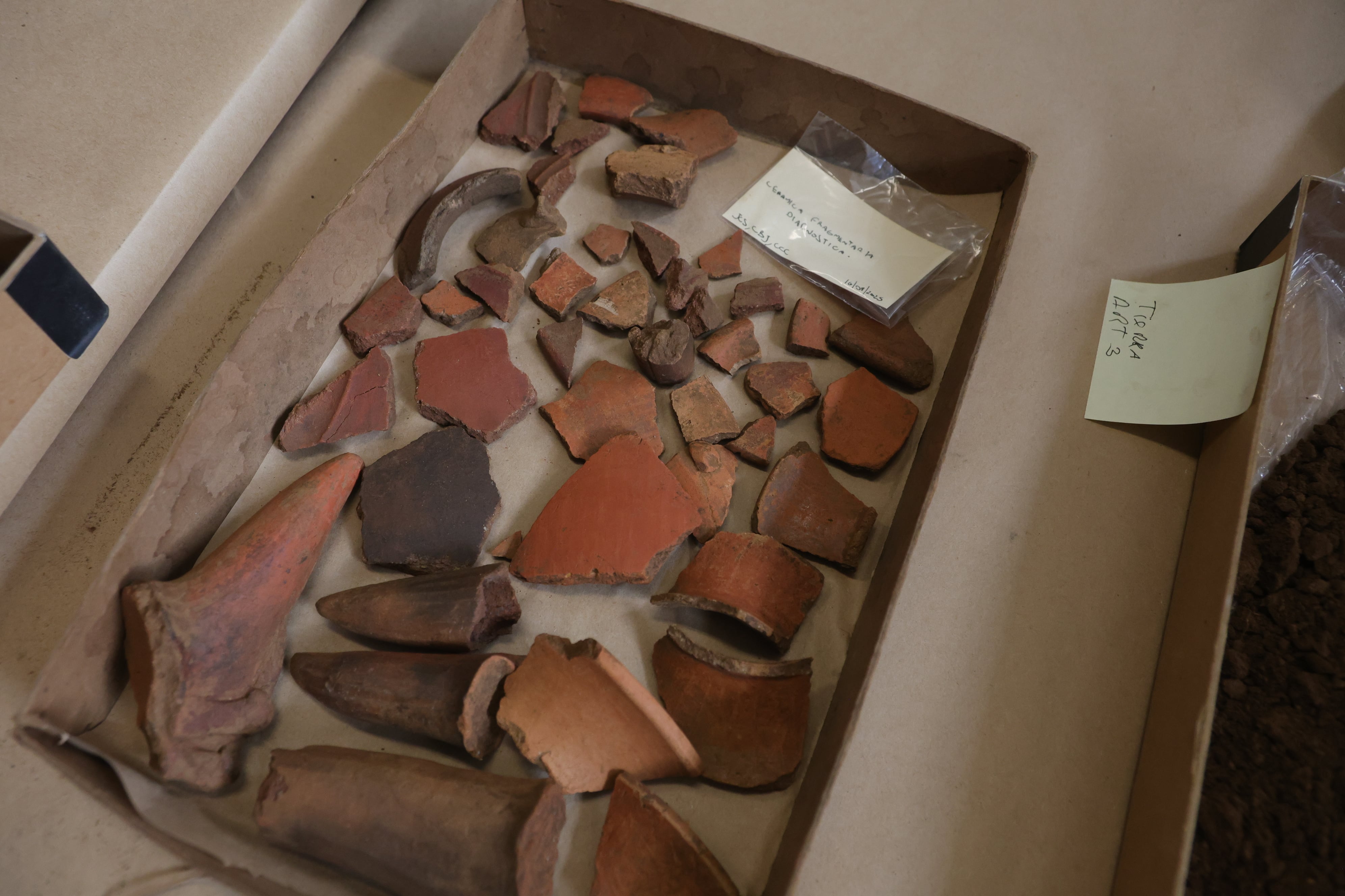 fotos de las piezas de cerámica que fueron encontradas en una construcción en Alajuela.