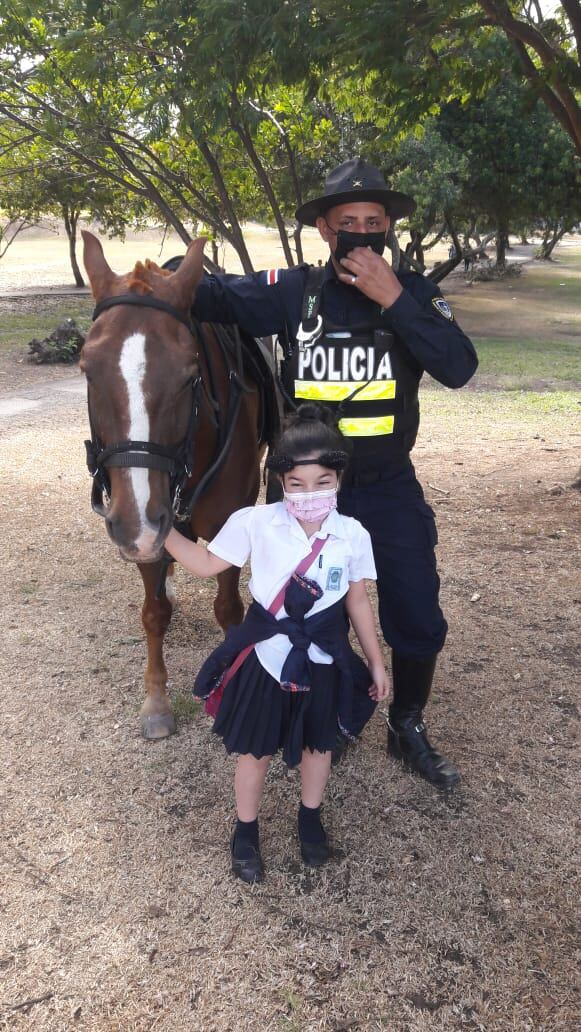 La niña Miha Spiller Ugalde, quien vive en el barrio Brasil de San José, es feliz regalándole confiticos y saludando a los recolectores de basura de la municipalidad de San José que pasan por su casa