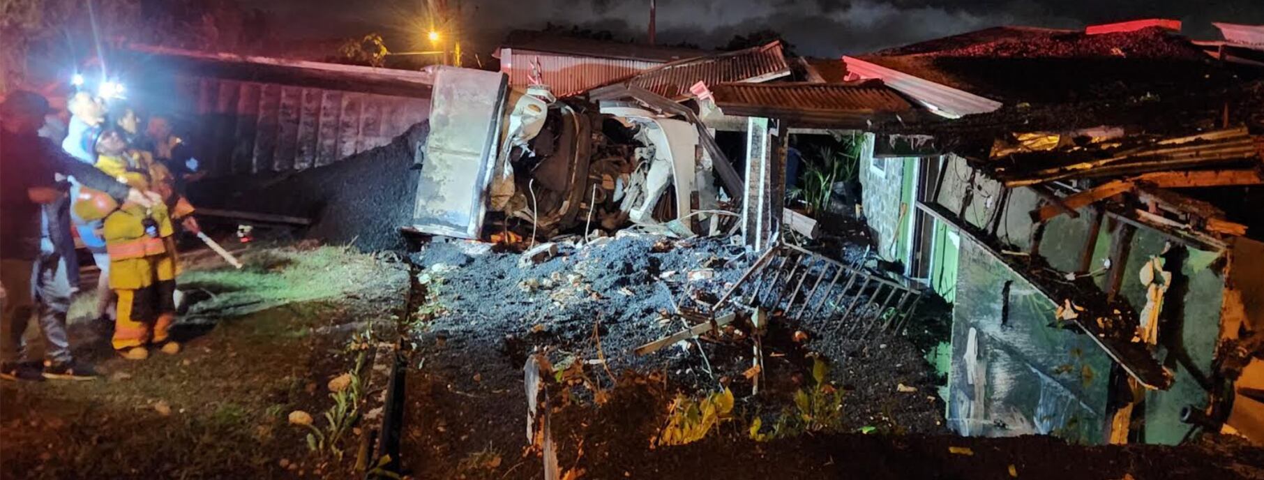 Vagoneta estuvo a punto de causar tragedia, pero dejó serios daños a una familia en Banderilla de Llano Grande, Cartago. Foto: Andrés Cascante para La Teja