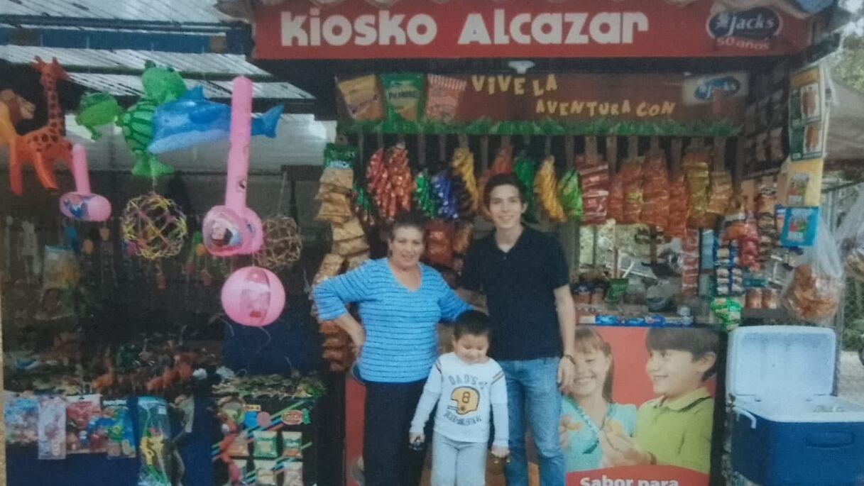 Javier Alcázar Castro trabaja en el Kiosko Alcázar que es de su familia desde hace 55 años y está en las afueras del antiguo zoológico Simón Bolívar.
