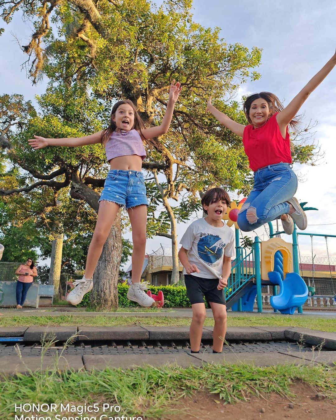 Ginnés Rodríguez y sus hijos y esposo Gerardo Zamora.