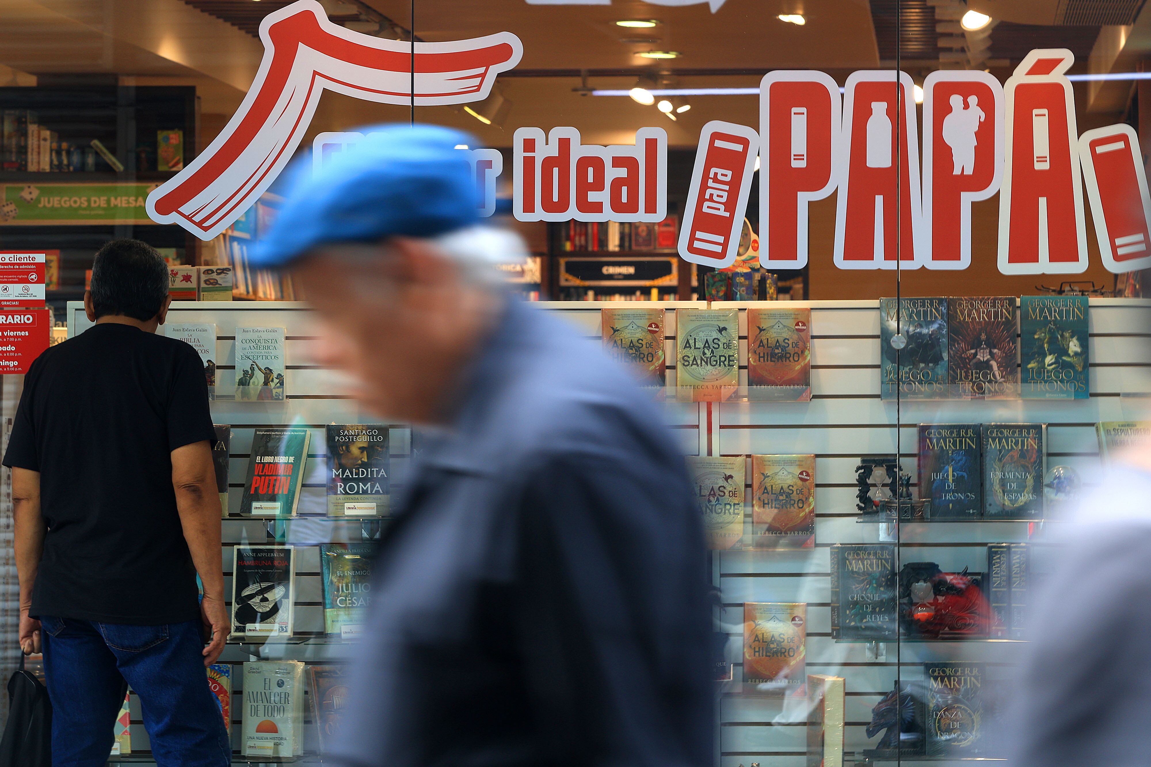 14/06/2024     Avenida Central. Tienda de libros ofrecía sus artículos este viernes a propósito del Día del Padre. Foto: Rafael Pacheco Granados