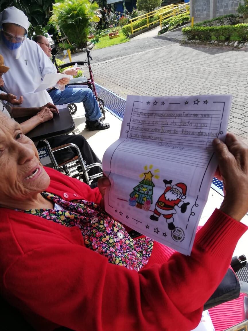 El pasado viernes 13 de noviembre fue de mucha suerte para 48 abuelitos de dos hogares para adultos mayores, de Santa Ana y Curridabat, porque recibieron cuatro cartas y regalos gracias a un cartero que llegó del cielo: un dron.