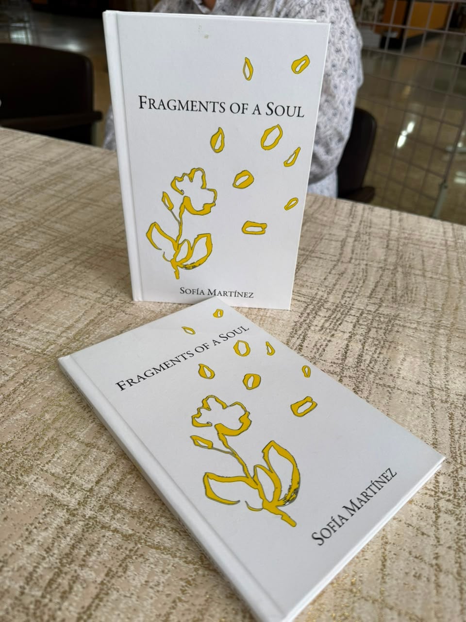 El libro “Fragmentos del alma” nació como un desahogo personal y terminó convertido en el primer libro de Sofía Isabel Martínez Munive.
